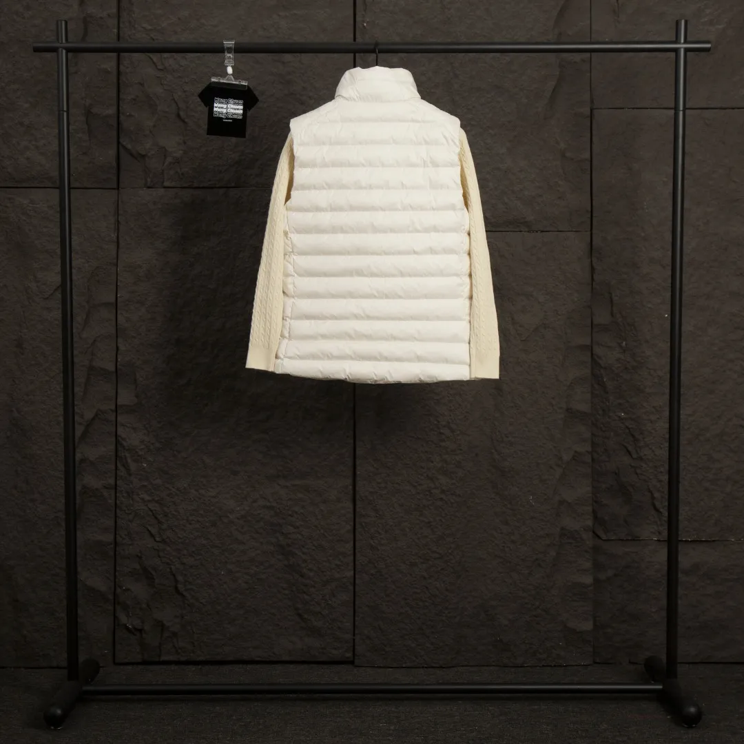 P340 Actual Photos [Popular in Winter] Style No.: 25125# Color: Black/Navy Blue/Almond Size: S-XL - Ralph Lauren/Ralph Lauren 2025FW Popular Winter Item Stand Collar Three-Zip Couple Style Rib Down Vest Vest - Craftsmanship 400T diamond-proof nylon on the face Grid down filling inside 400T high-density gallbladder isolation - Correct slightly waisted version on both sides The placket is made of cotton webbing and has double zipper pockets on both sides - RL's hottest vest this year. Out of stock at counters. A treasure item with a winter atmosphere. It comes in three basic colors. It can be worn by both men and women, especially the creamy white with a warm red feel. Comes with a beauty filter, which girls love. The overall fluffiness is just right. It is light and not bloated. It is very chill. It can enhance the overall fashion sense whether worn outside or inside.